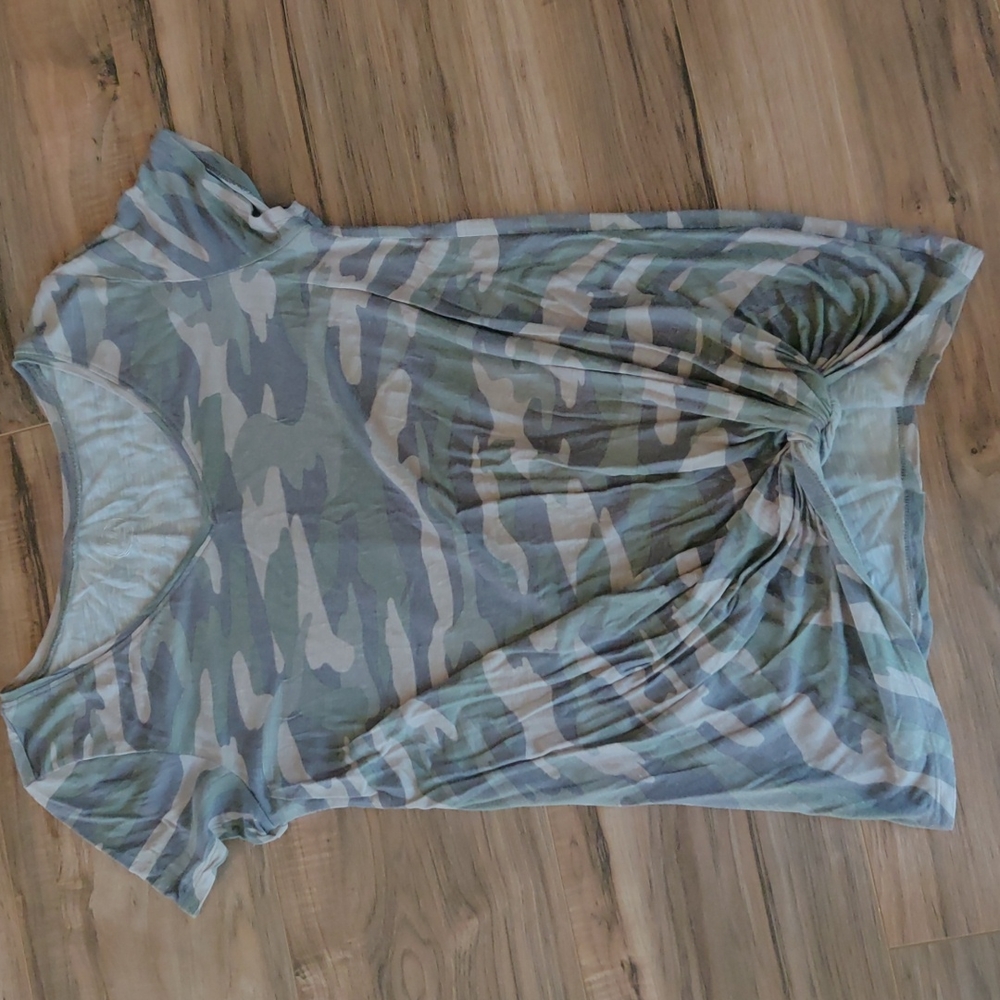 EUC 24/7 Camo knot front t-shirt